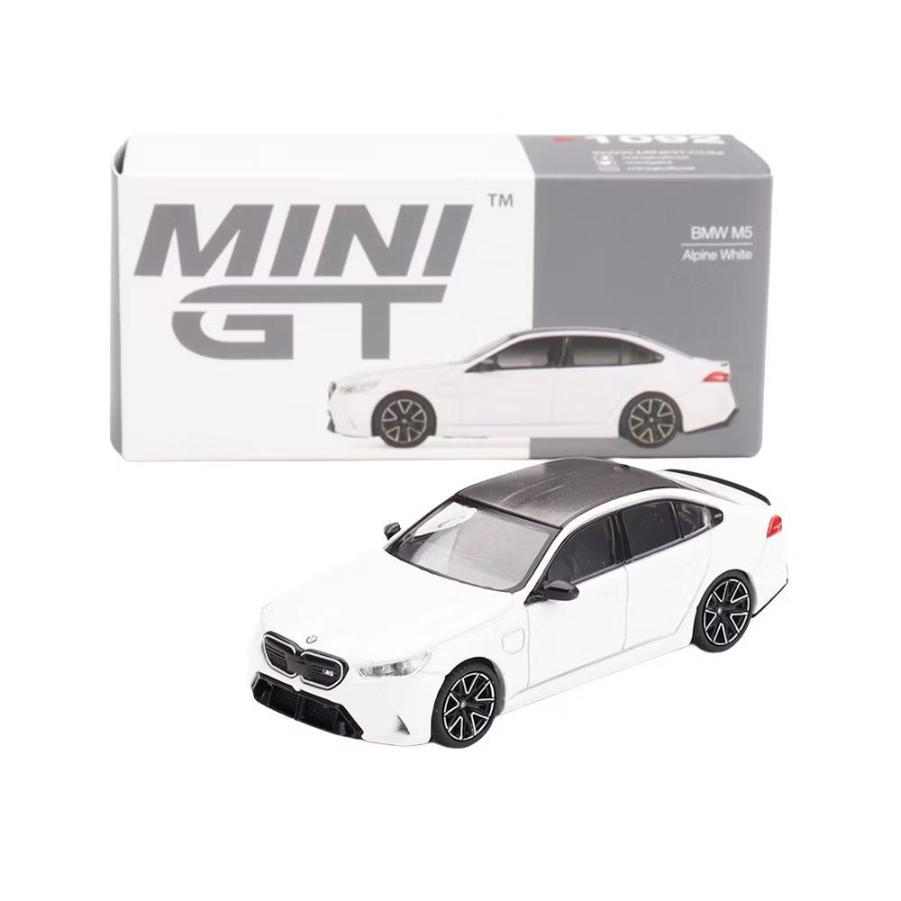 BMW M5 Alpine White with Carbon Top Limited Edition 1/64 Diecast Model Car - Image 4