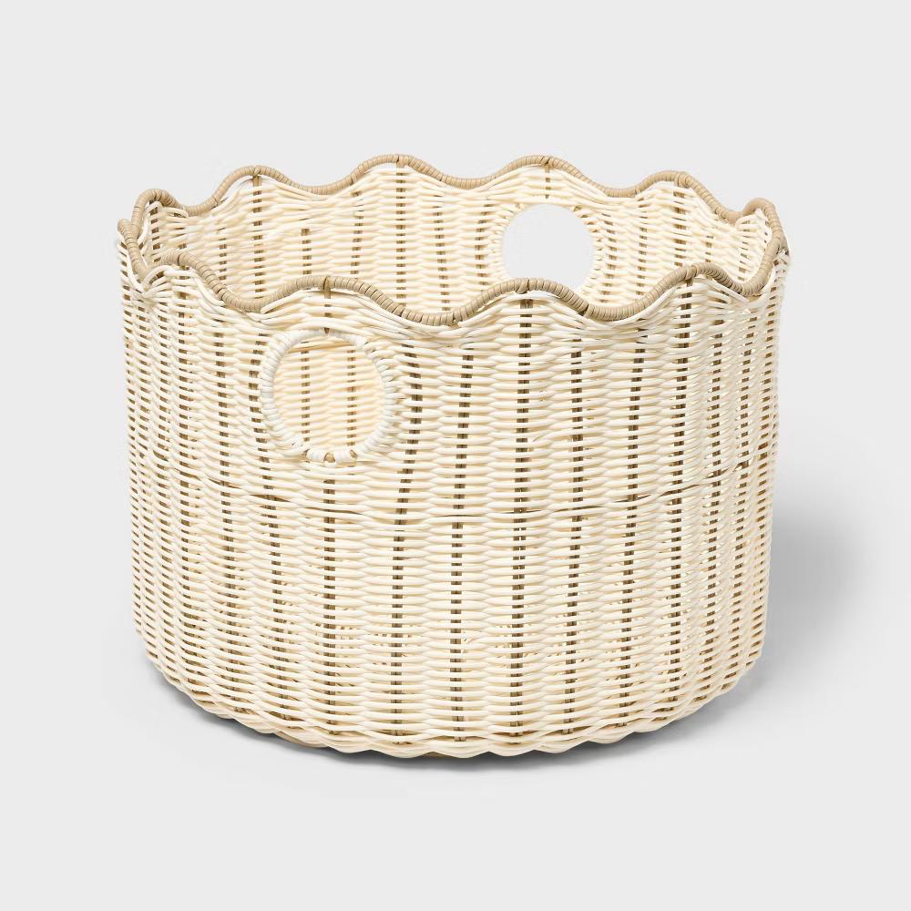 Scalloped Poly Rattan Floor Basket