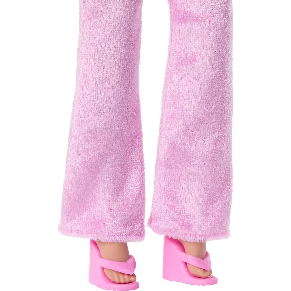 Dream Besties Weekend Getaway Malibu Fashion Doll with 7 Travel Themed Accessories - Image 2